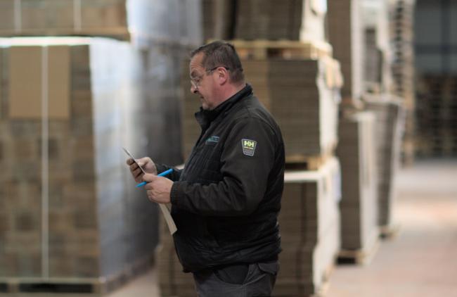 Employé affairé à l'inventaire