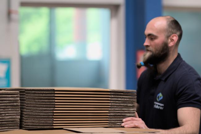 Employé empilant des cartons