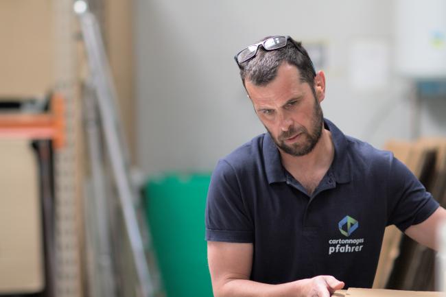 Employé sur une machine de pliage