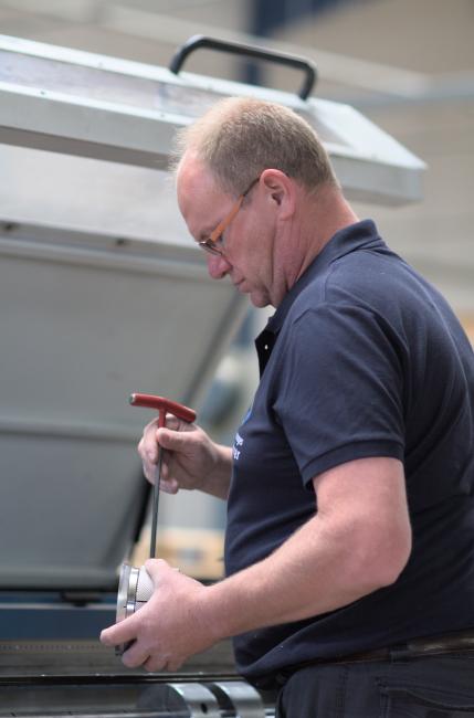 Employé réglant une machine