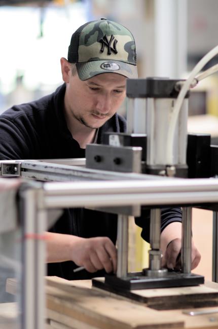 Employé sur une machine de précision