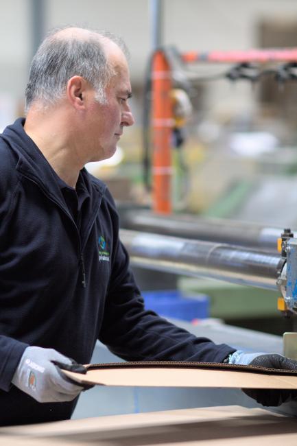 Employé effectuant une opération sur une machine