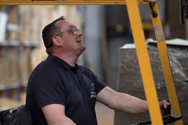 Employé manœuvrant un fenwick