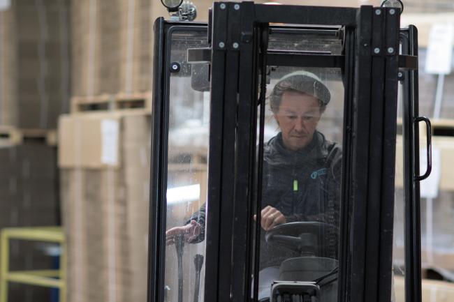 Employé manœuvrant un fenwick