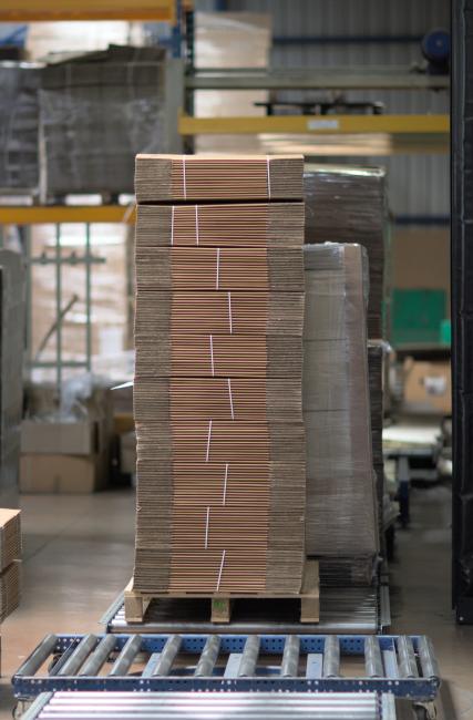 Pile de cartons emballée, prête à être expédiée.